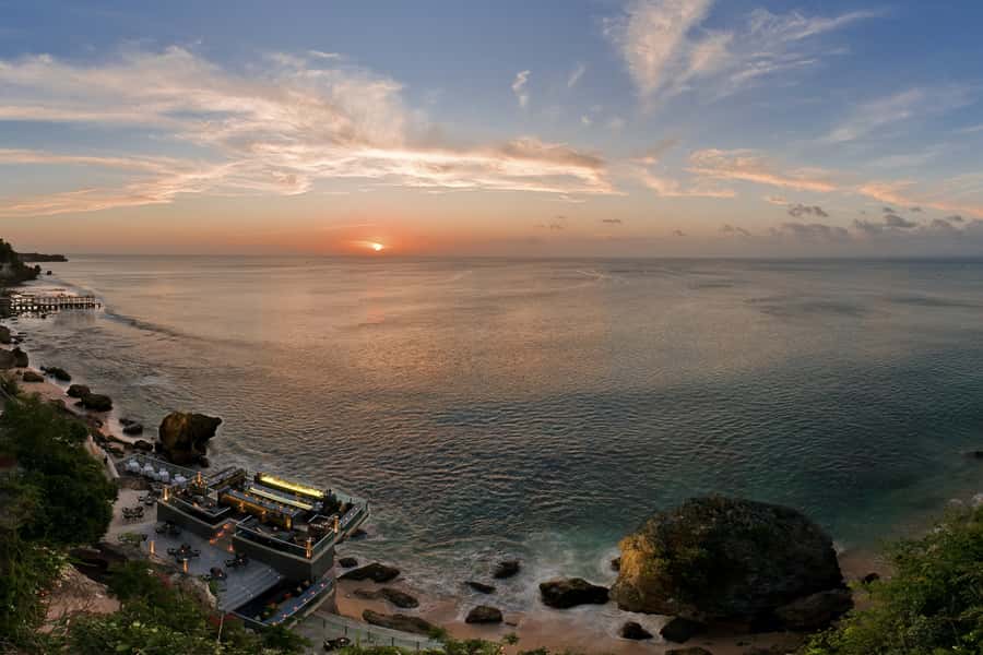 Uluwatu: Beach Club and Cliffside Private Bar Hopping Tour - Rock Bar and the sunset deadline
