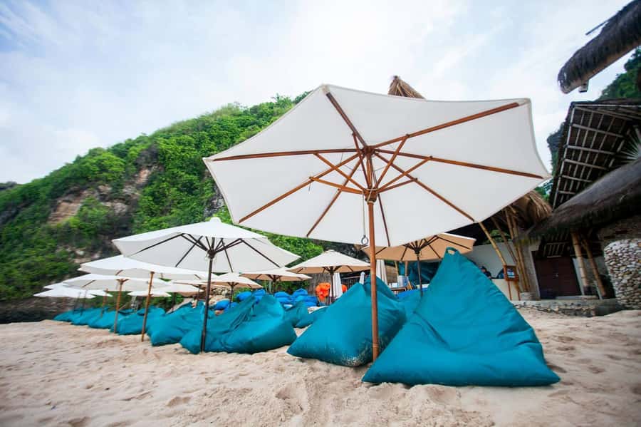 Uluwatu: Beach Club and Cliffside Private Bar Hopping Tour - Sundays Beach Club and the cliffside ride down