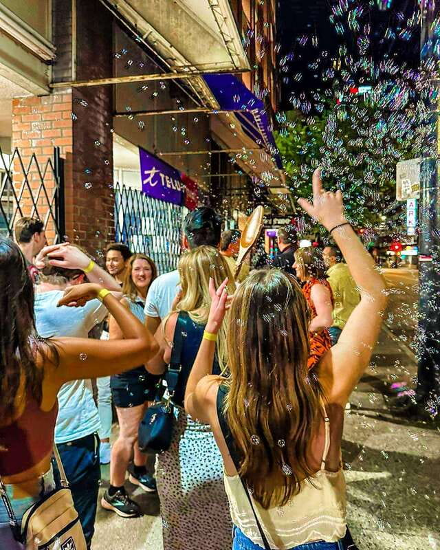 Vancouver: Gastown Pub Crawl - Meeting people from around the world