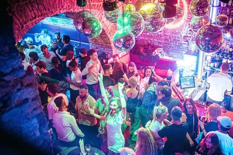 Vienna: Guided Pub Crawl with Club Entry - What the Vienna pub crawl is really like