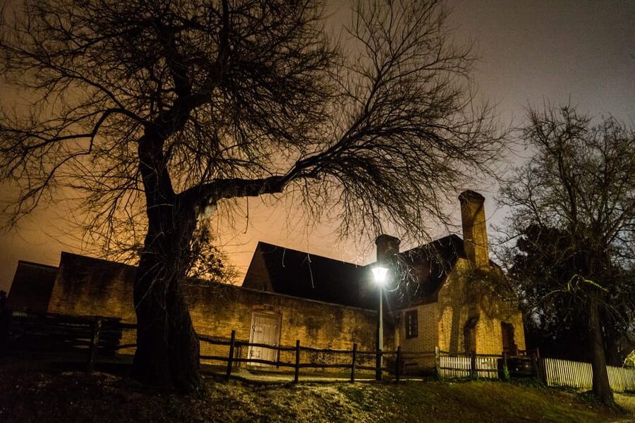 Williamsburg: Colonial Ghosts Haunted Pub Crawl - The Wren Building and the ghosts of William and Mary
